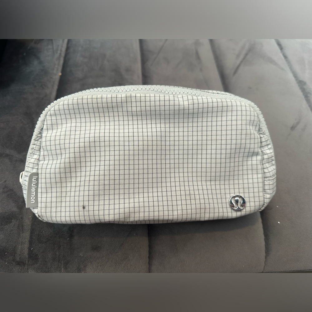 Lululemon Everywhere Belt Bag 1L-seal gray/graphite gray grid.Read description!